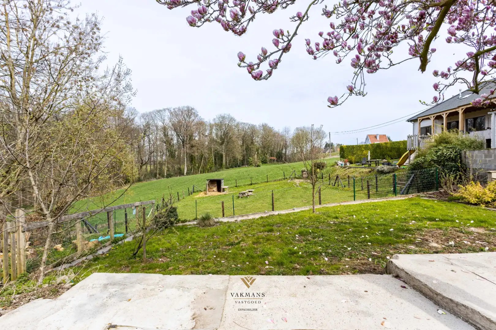 Ruime alleenstaande woning met garage in heuvelachtige omgeving foto 45