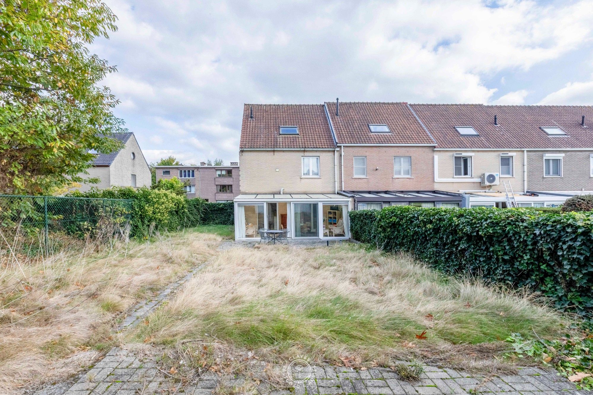 Centraal gelegen halfopen bebouwing met dubbele garage foto 4