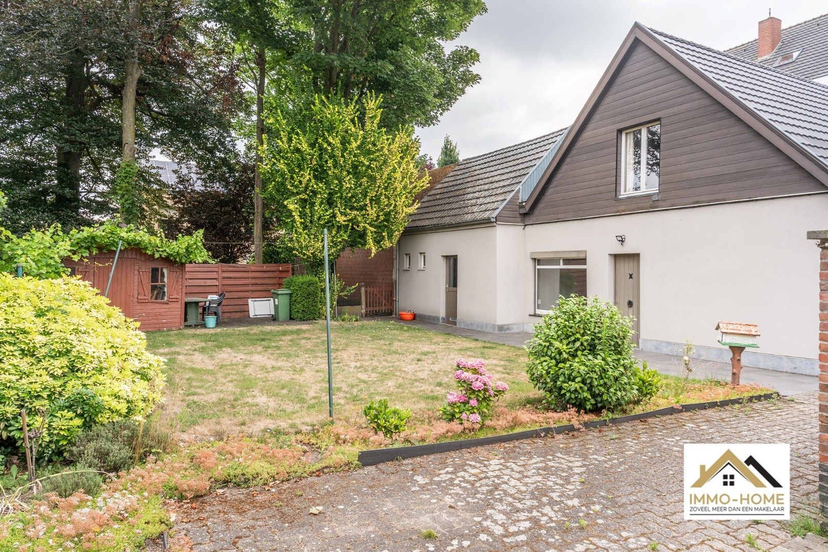 Hoofdfoto van de publicatie: Op te frissen woning op topligging in centrum Lochristi! 