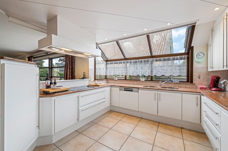 Charmante woning op hoekperceel van 551 ca met veel potentieel foto 2