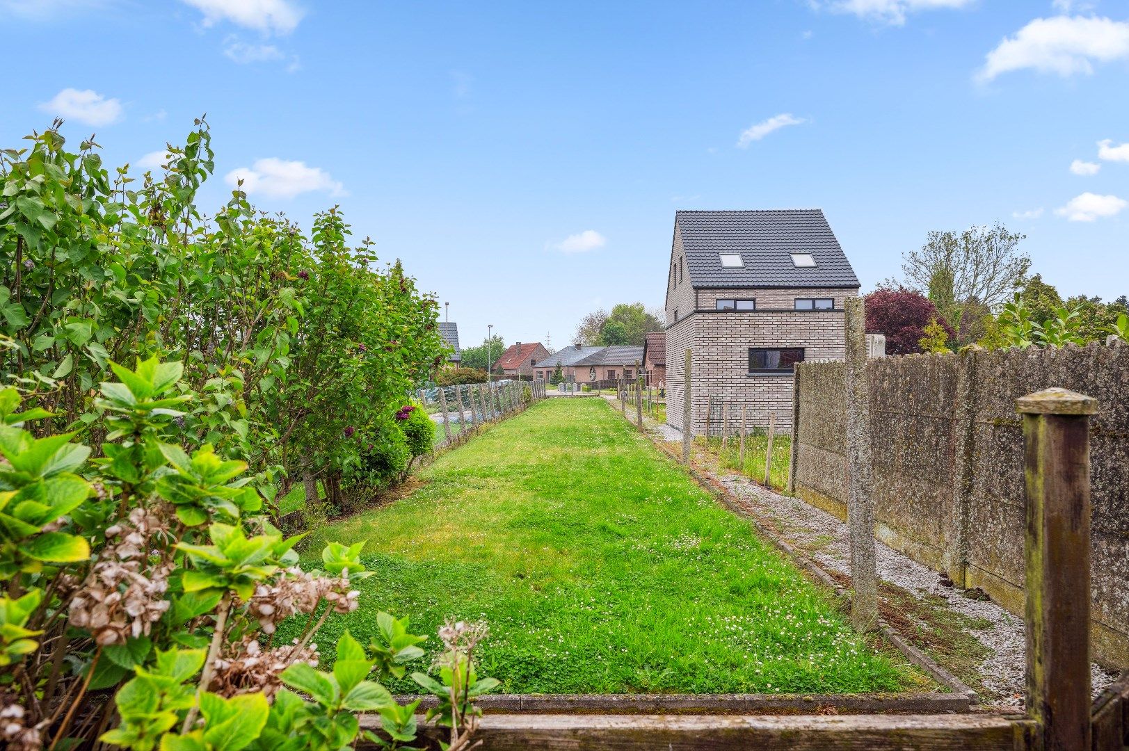 Gezinswoning met 3 slaapkamers en grote tuin. foto 20