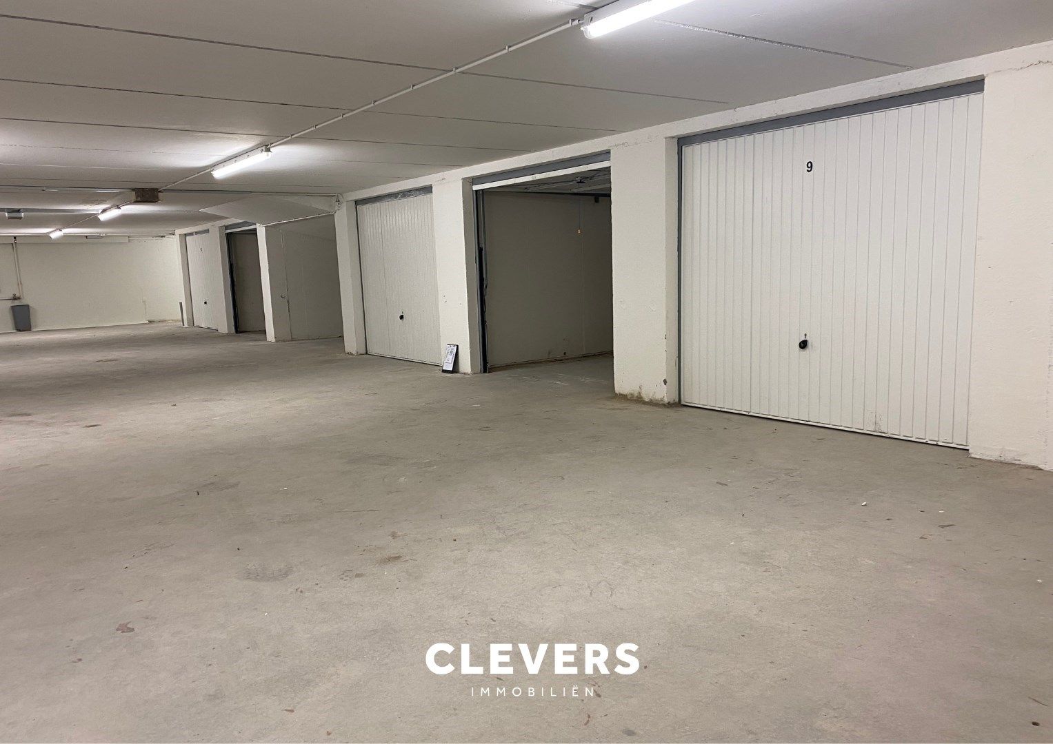 Grote garagebox voor 2 wagens gelegen in klein garagecomplex foto 5