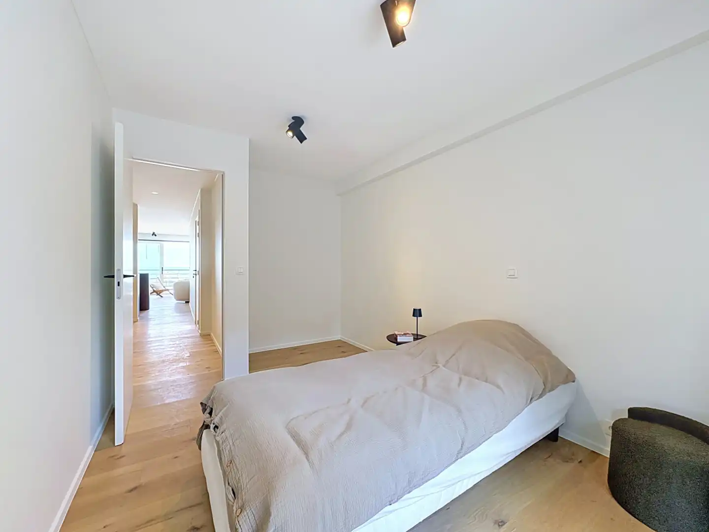 Gerenoveerd appartement op de zeedijk van Koksijde. foto 10