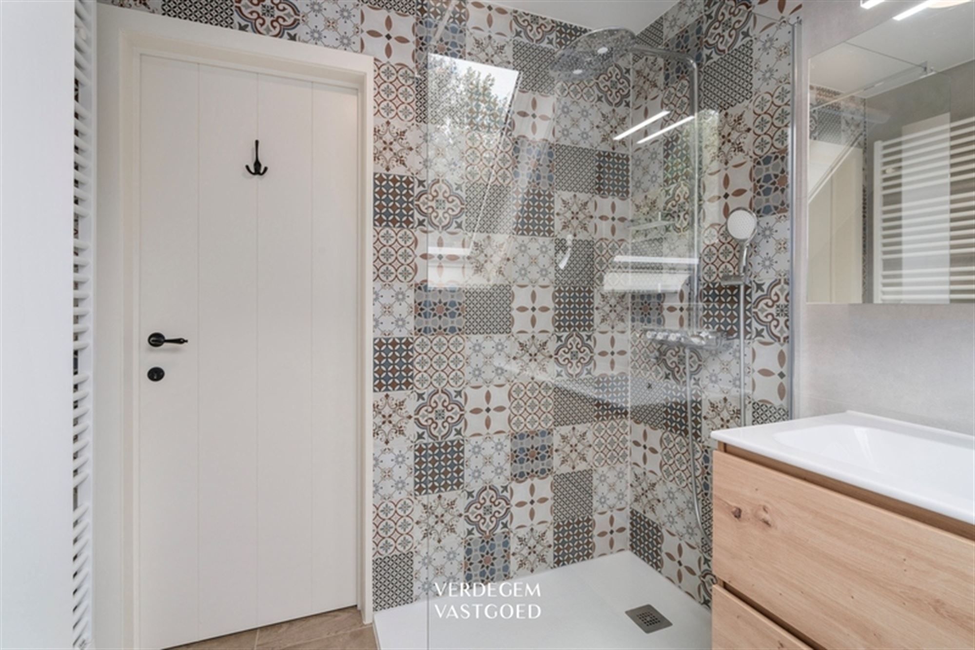Prachtig en instapklaar wonen in landelijke stijl met garages, atelier en geniettuin foto 16