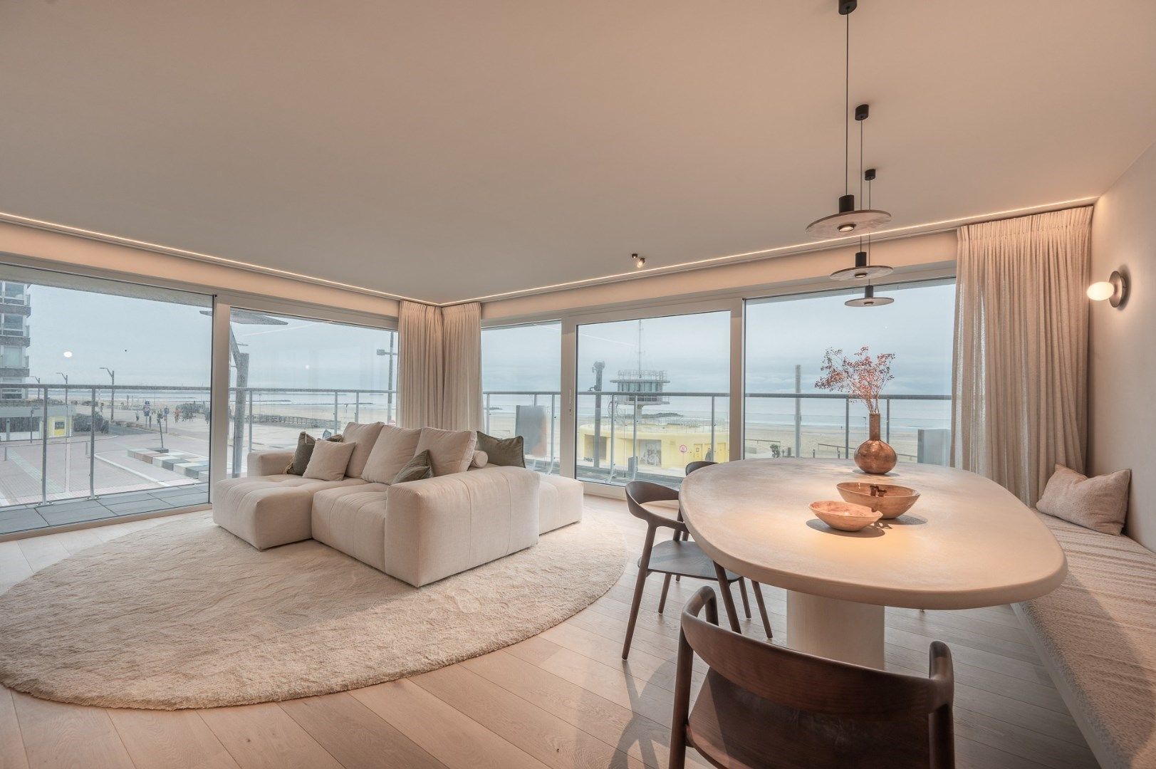 Luxueus gerenoveerd hoekappartement met terrassen en frontaal zeezicht foto {{pictureIndex}}