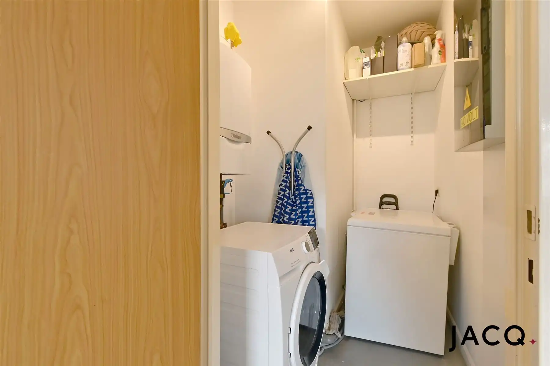 Gerenoveerd appartement met 2 slpk's, aparte garage nabij "De Schorre"! foto 8
