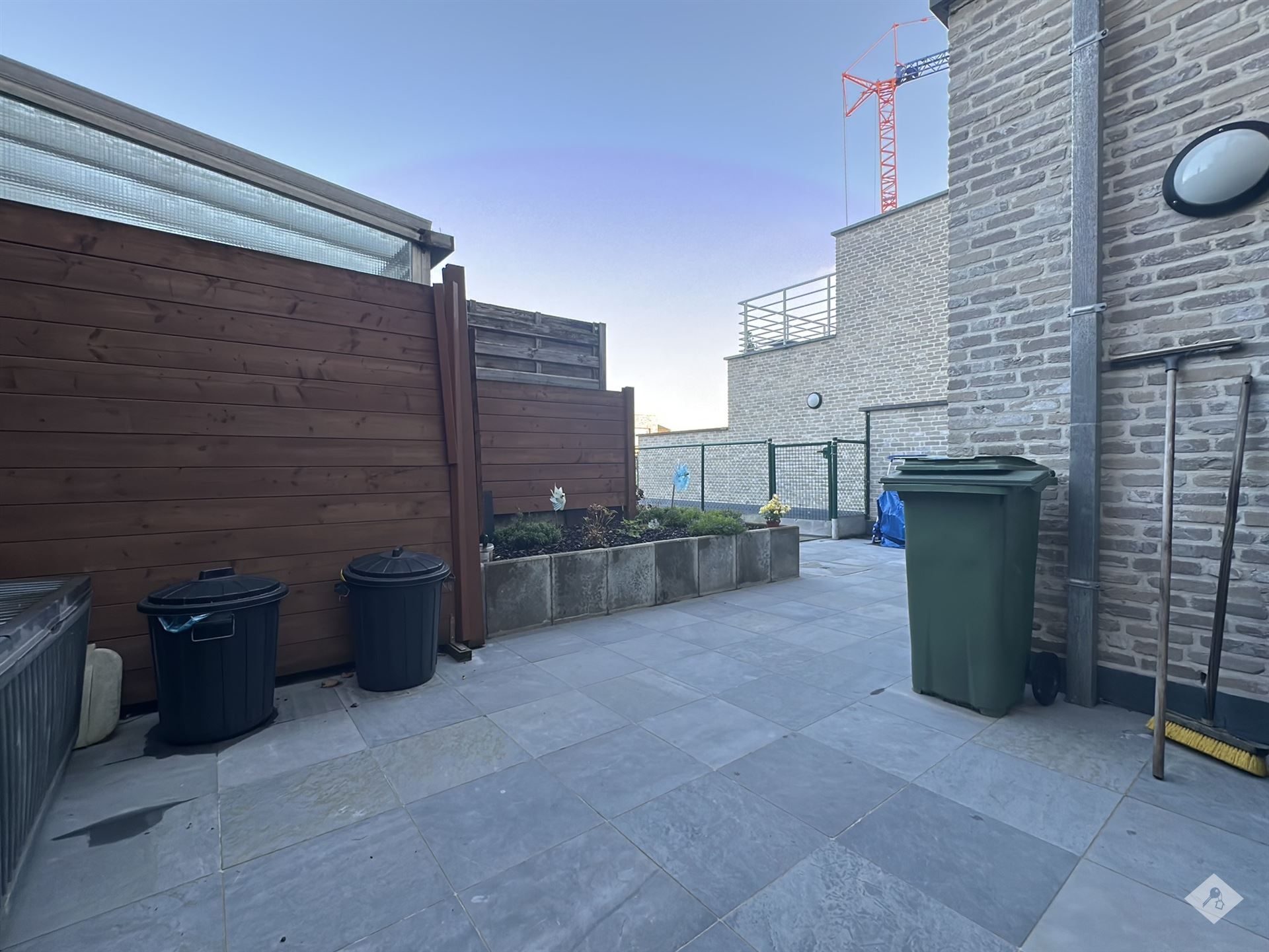 Ruim appartement met tuin, garage en buitenberging foto 14