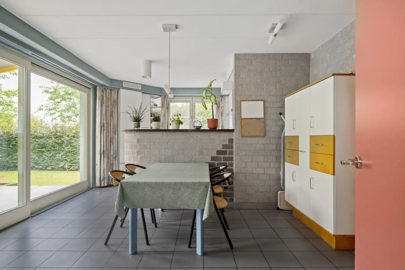 Vrijstaande architectenwoning met 5 slpk., atelier en dubbele garage op ruim perceel met zicht op de velden foto 10
