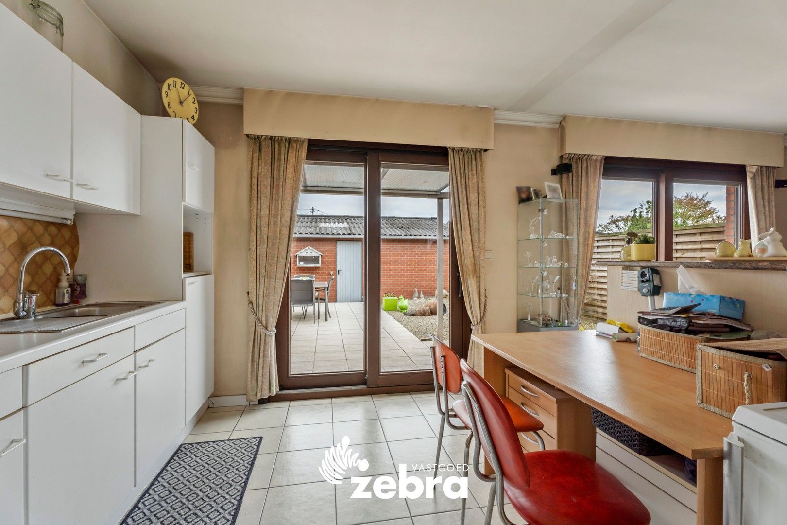 Licht op te frissen woning met drie slaapkamers, garage en uitweg te Rumbeke! foto 7