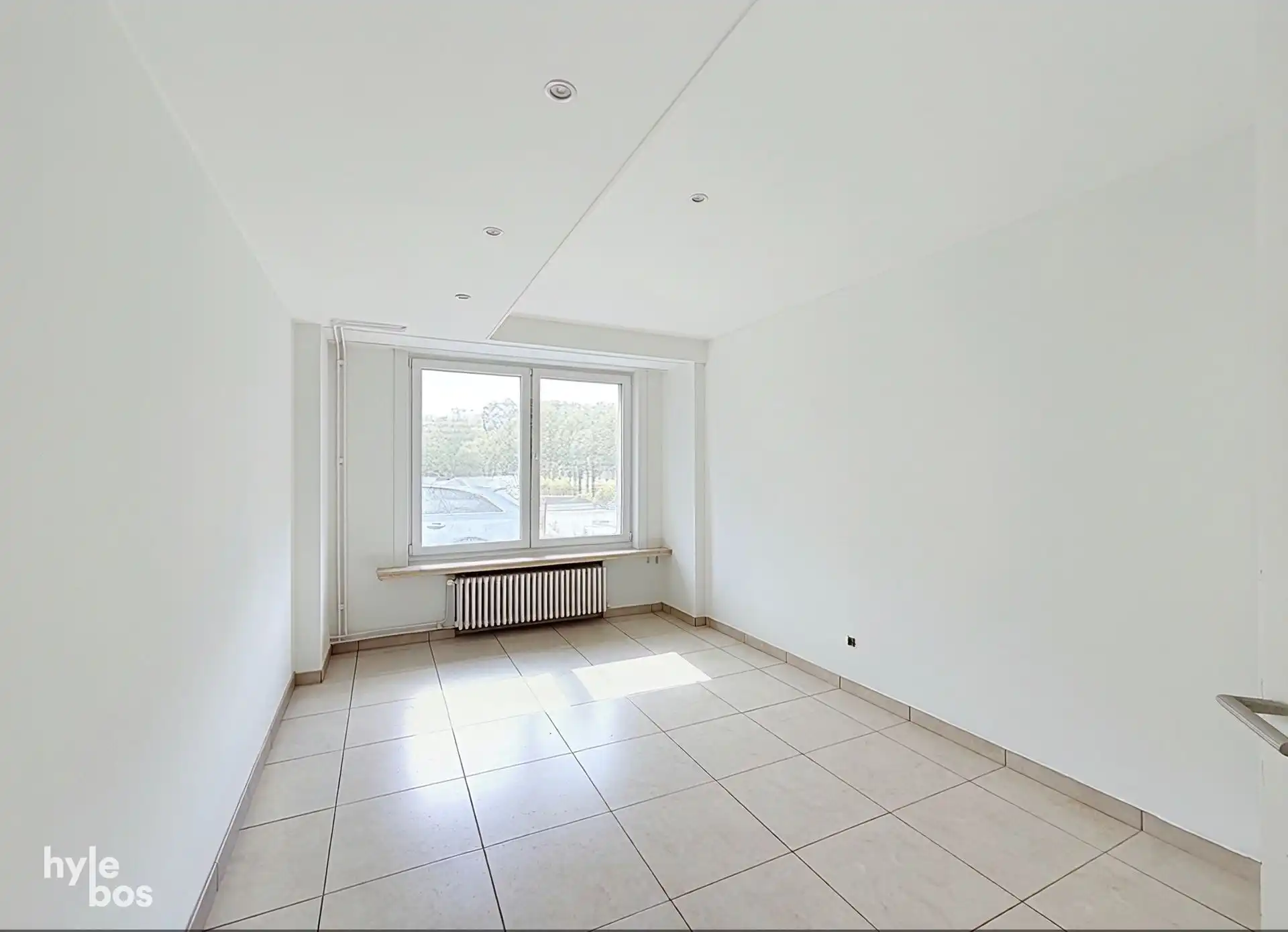 Centraal gelegen, zeer ruim drie slaapkamer appartement met stadstuin en garage foto 6