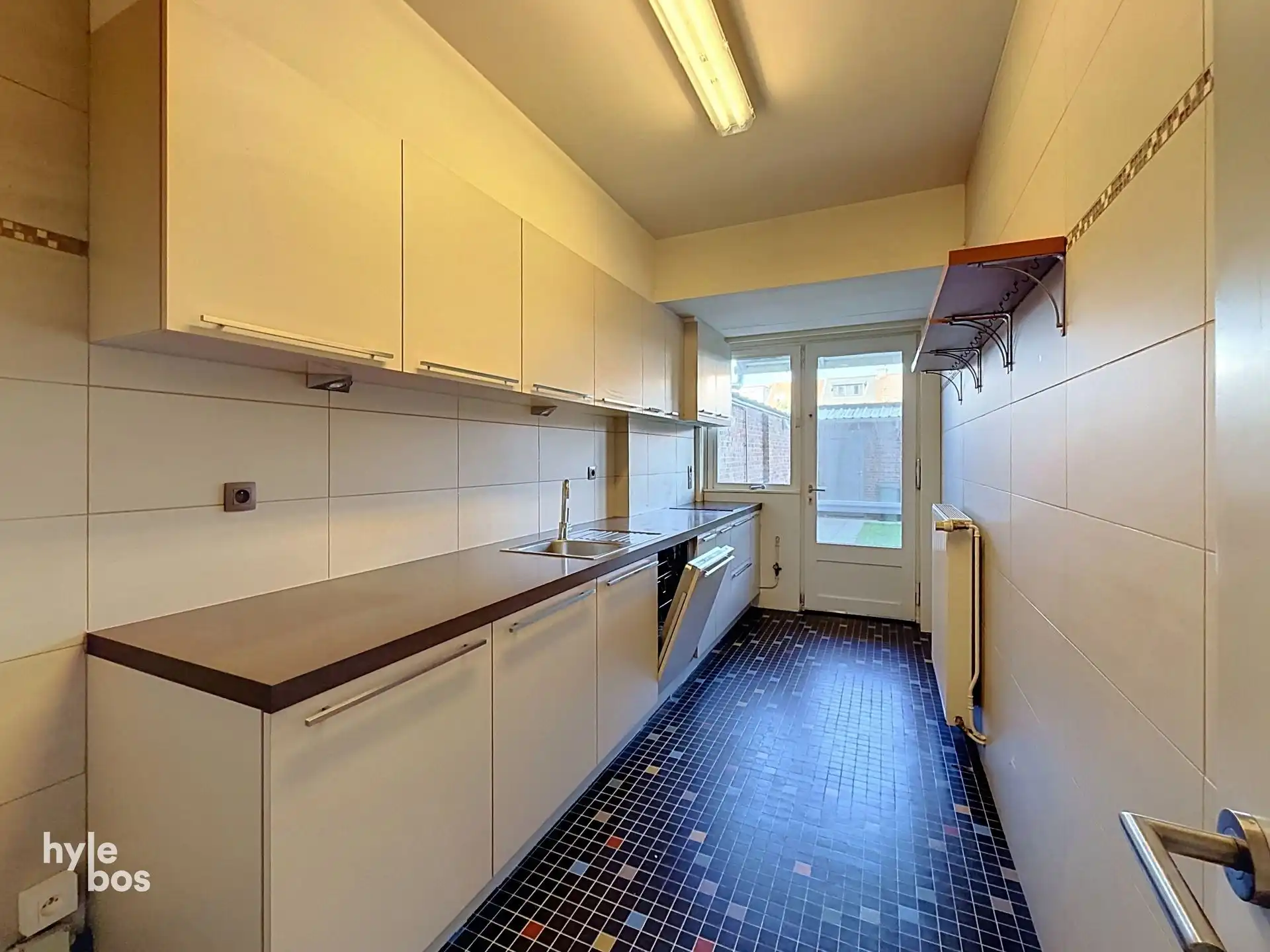 Centraal gelegen, zeer ruim drie slaapkamer appartement met stadstuin en garage foto 6