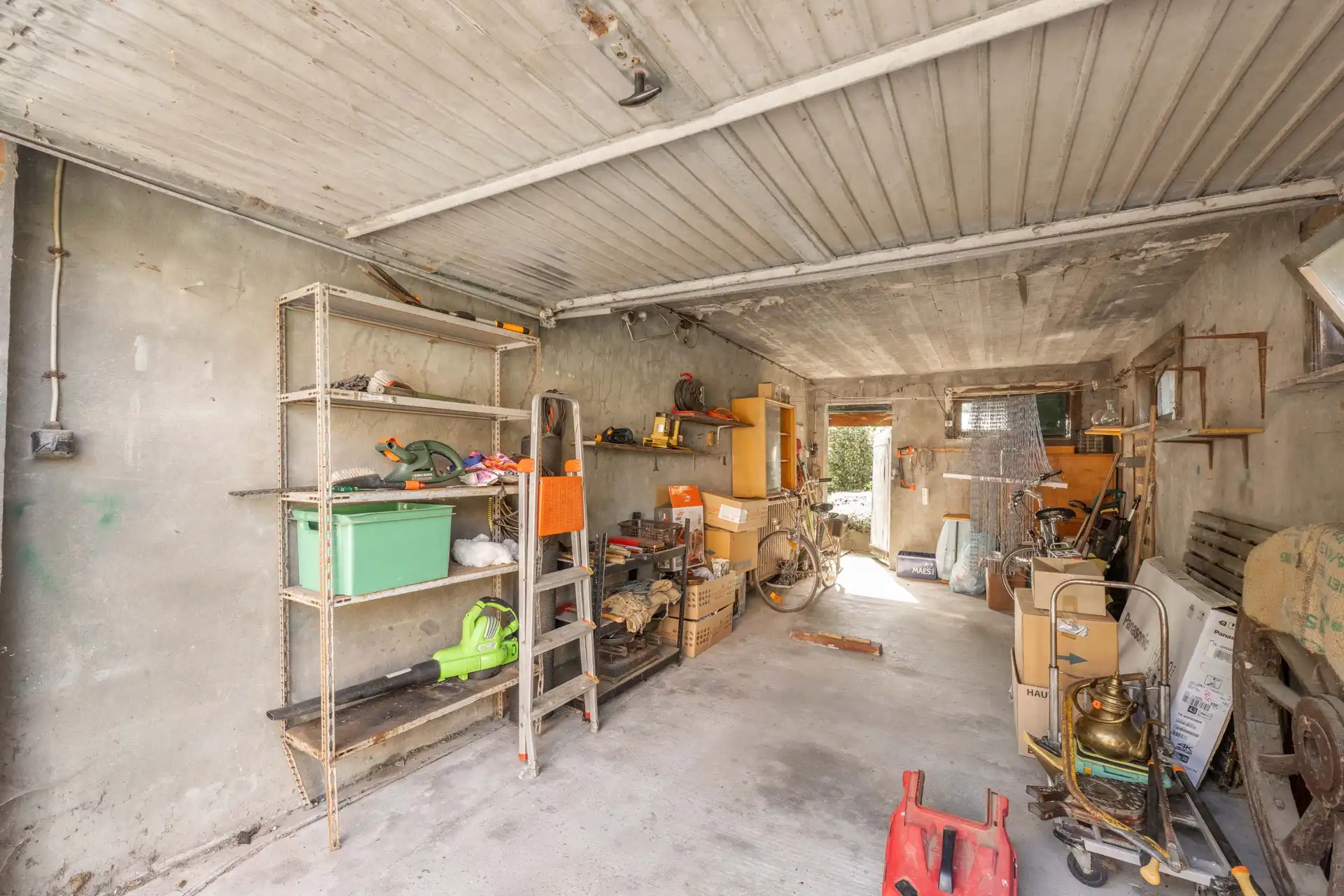 Charmante, op te knappen, statige villa met 3 slaapkamers en garage op een ruim perceel gelegen in het groen TE KOOP in Wielsbeke. foto 25