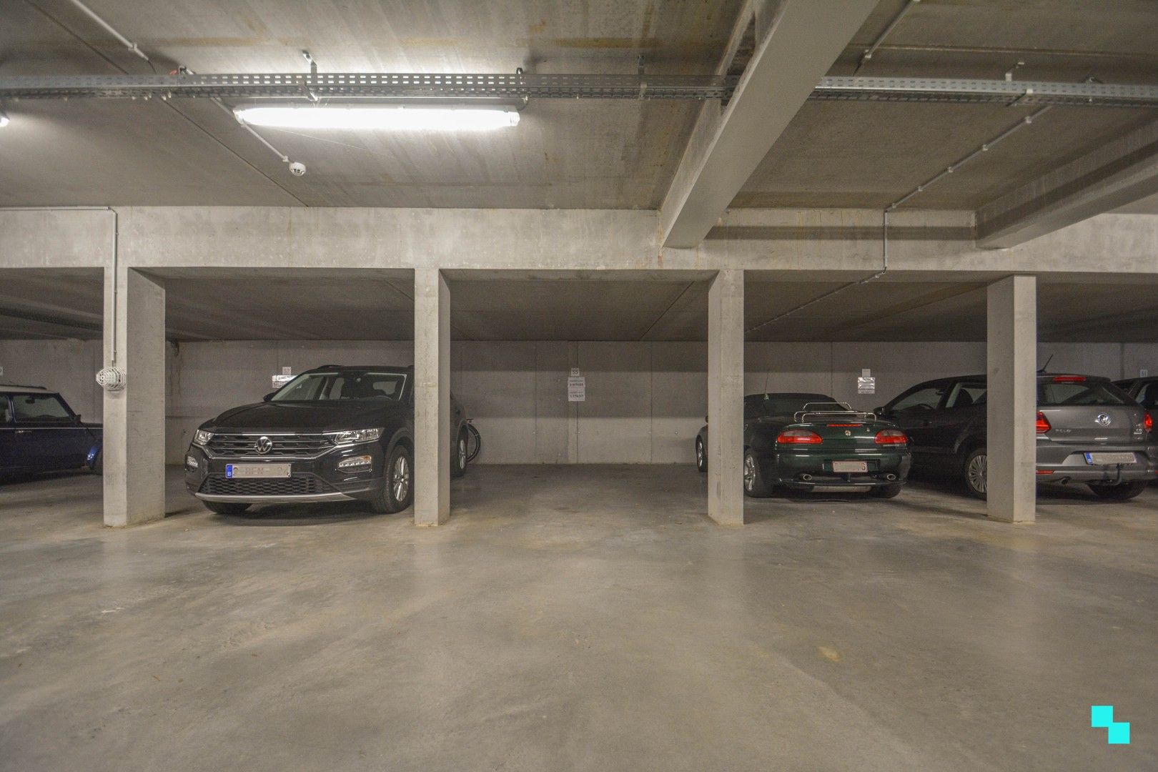 Ondergrondse autostaanplaats gelegen in Woonpark Ter Beurse foto {{pictureIndex}}