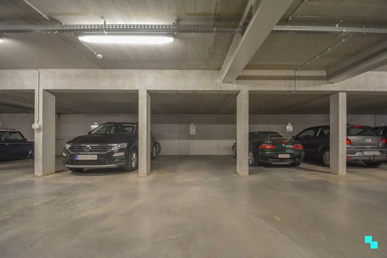 Ondergrondse autostaanplaats gelegen in Woonpark Ter Beurse foto {{pictureIndex}}