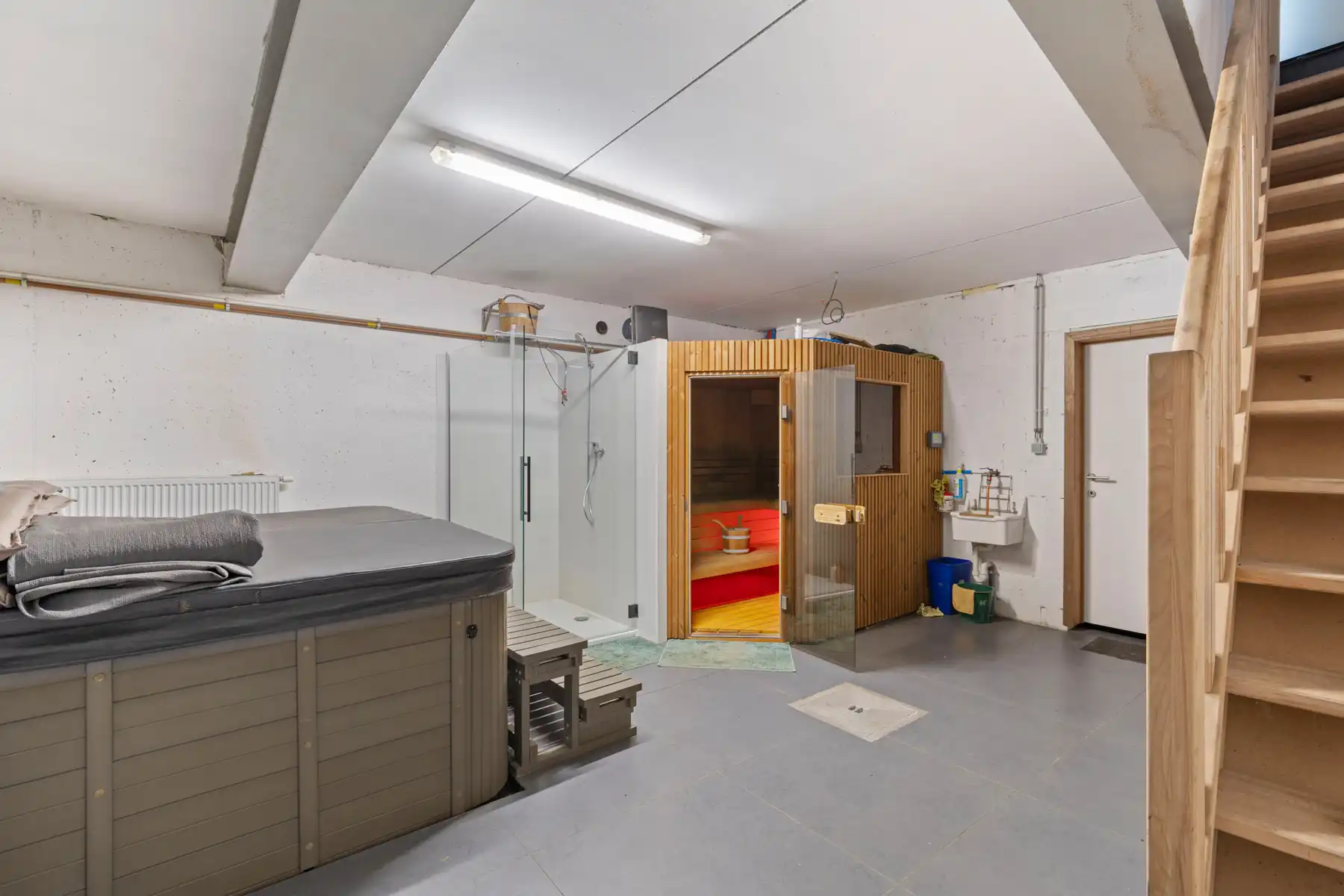 Moderne en exclusieve villa met 4 slpk, zwembad en wellness foto 24