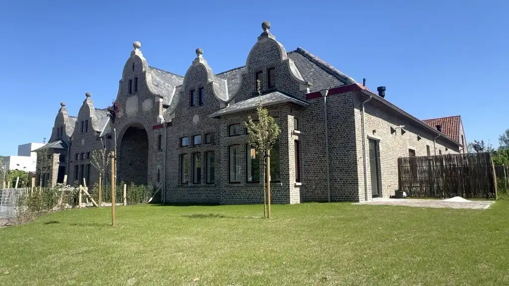 Kantoor te huur in prachtig gerenoveerde vierkantshoeve te Zwijnaarde foto {{pictureIndex}}