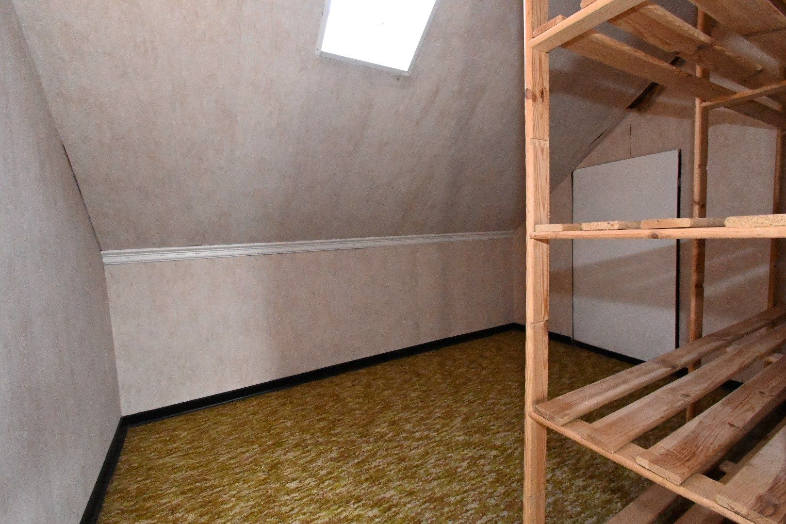 Alleenstaande woning met carport en tuin foto 26
