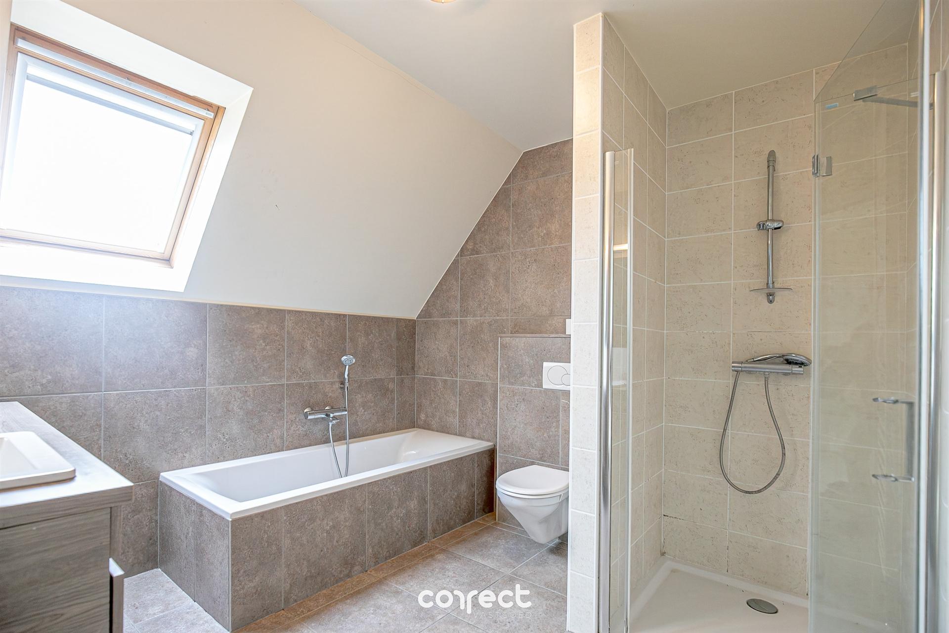 Instapklaar appartement met 3 slaapkamers en terras.  foto 9