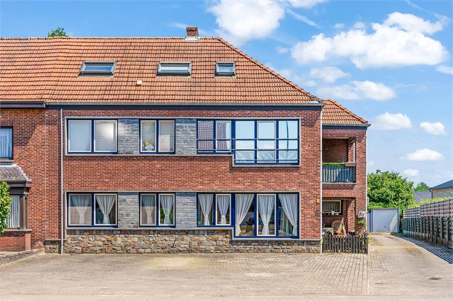 Hoofdfoto van de publicatie: Opbrengsteigendom - 3 appartementen + 3 garages