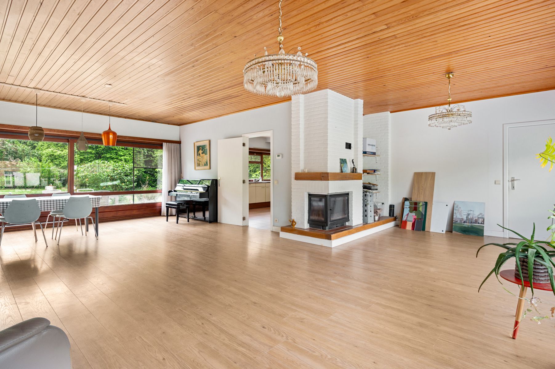 Uitzonderlijk gelegen woning met veel ruimte en karakter! foto 3