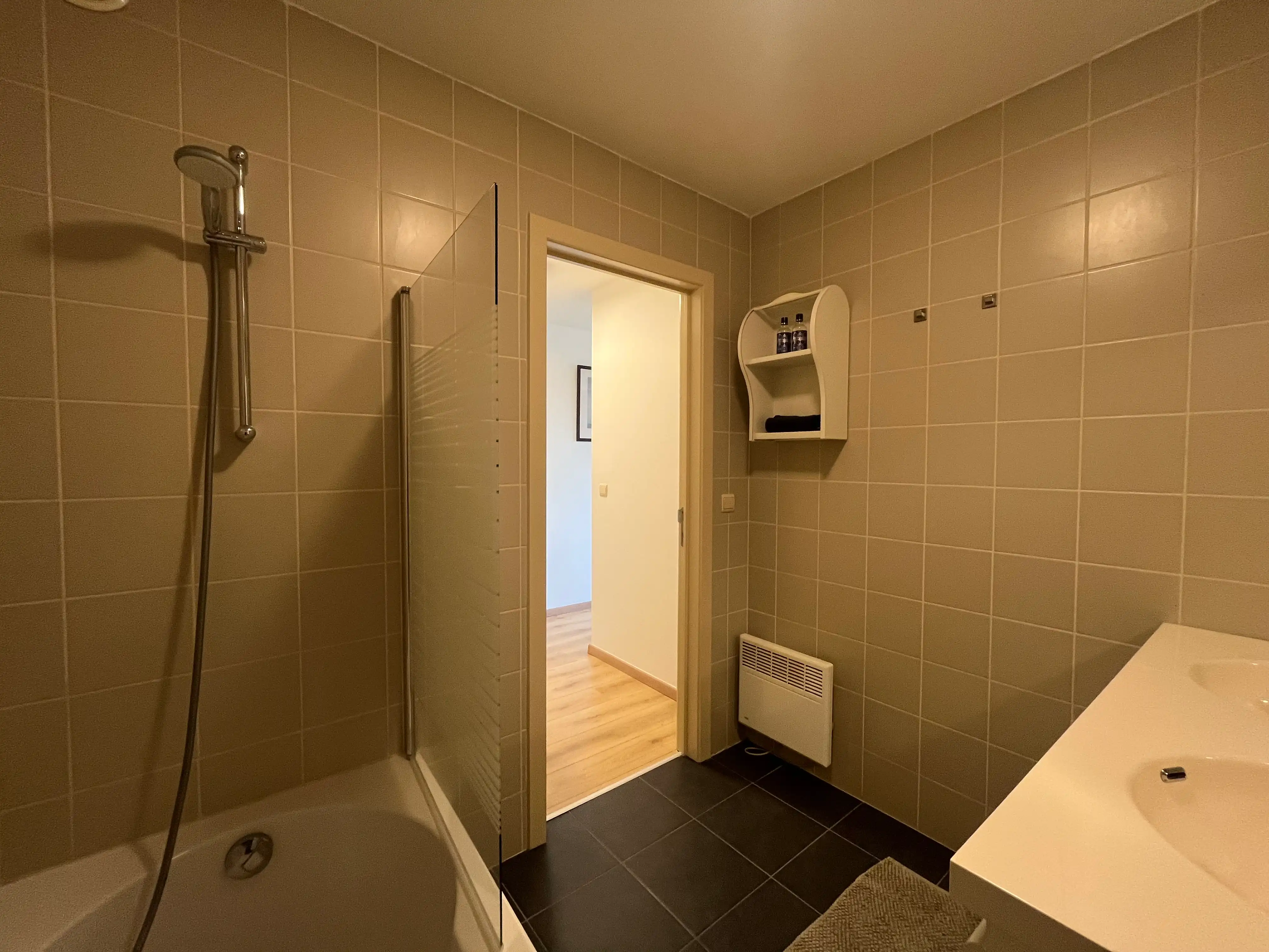Gemeubeld appartement met terras en 1 slaapkamer in de Tijdokstraat foto 11