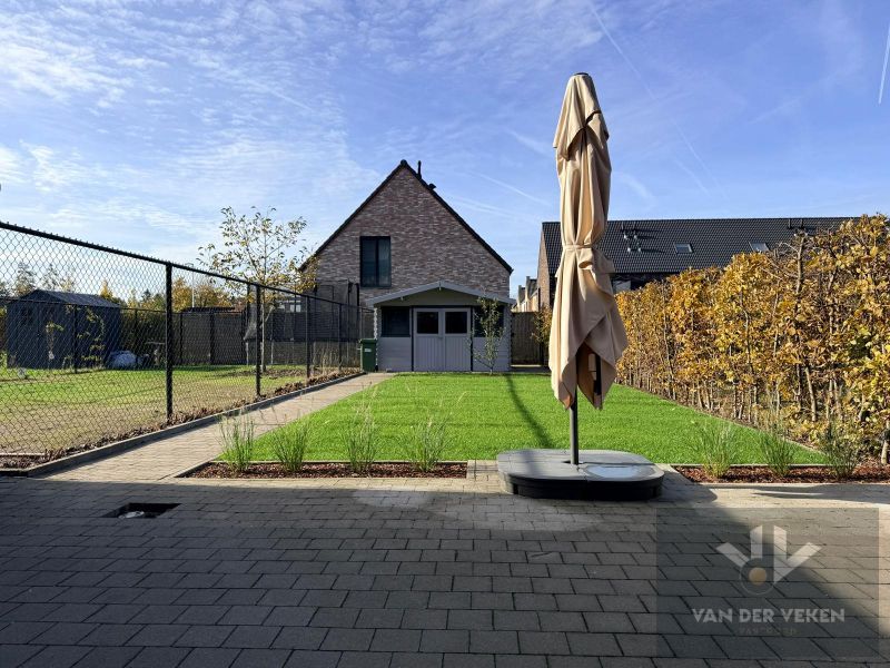 Moderne halfopen bebouwing met vier slaapkamers foto 13