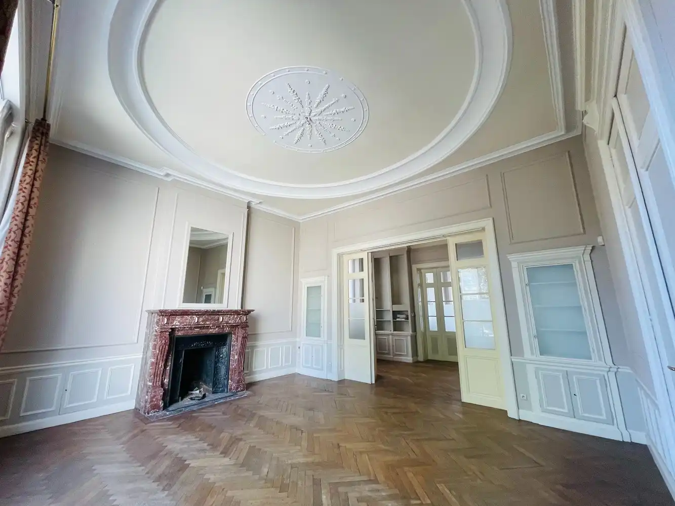 Brugge&nbsp; Aan de SINT-ANNAREI , Unieke , EXCLUSIEVE SALONS/ KANTOORUIMTES (+- 160m²) in een HERENHUIS vooraan met&nbsp; zicht op de Sint-Annarei, achteraan zicht op een grote gemeenschappelijke tuin met oude bomen.&nbsp; Parkingplaats. foto 8