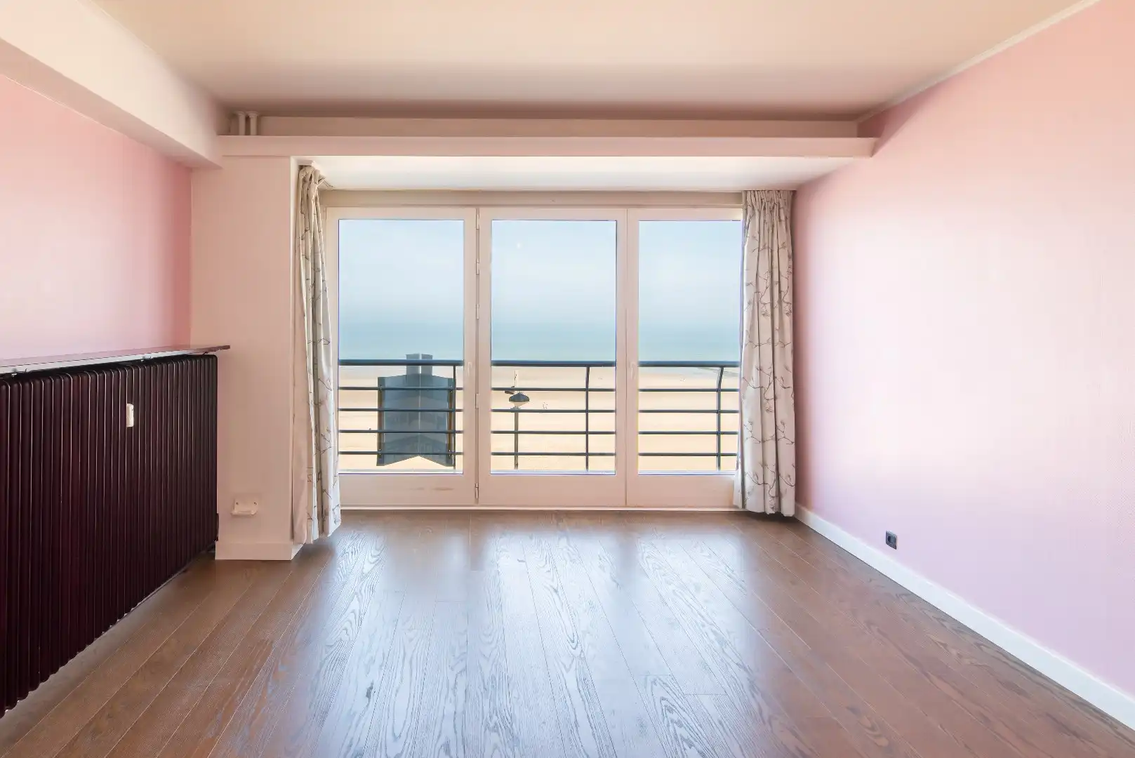 Lichtrijk appartement met panoramisch zeezicht aan de kust foto 2