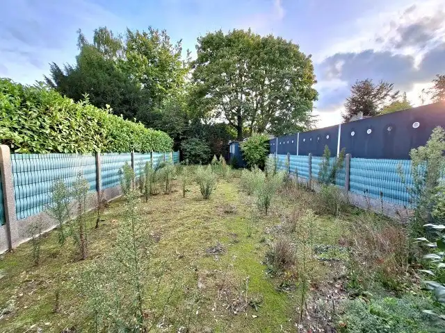 Ruime rijwoning met garage en tuin foto 2