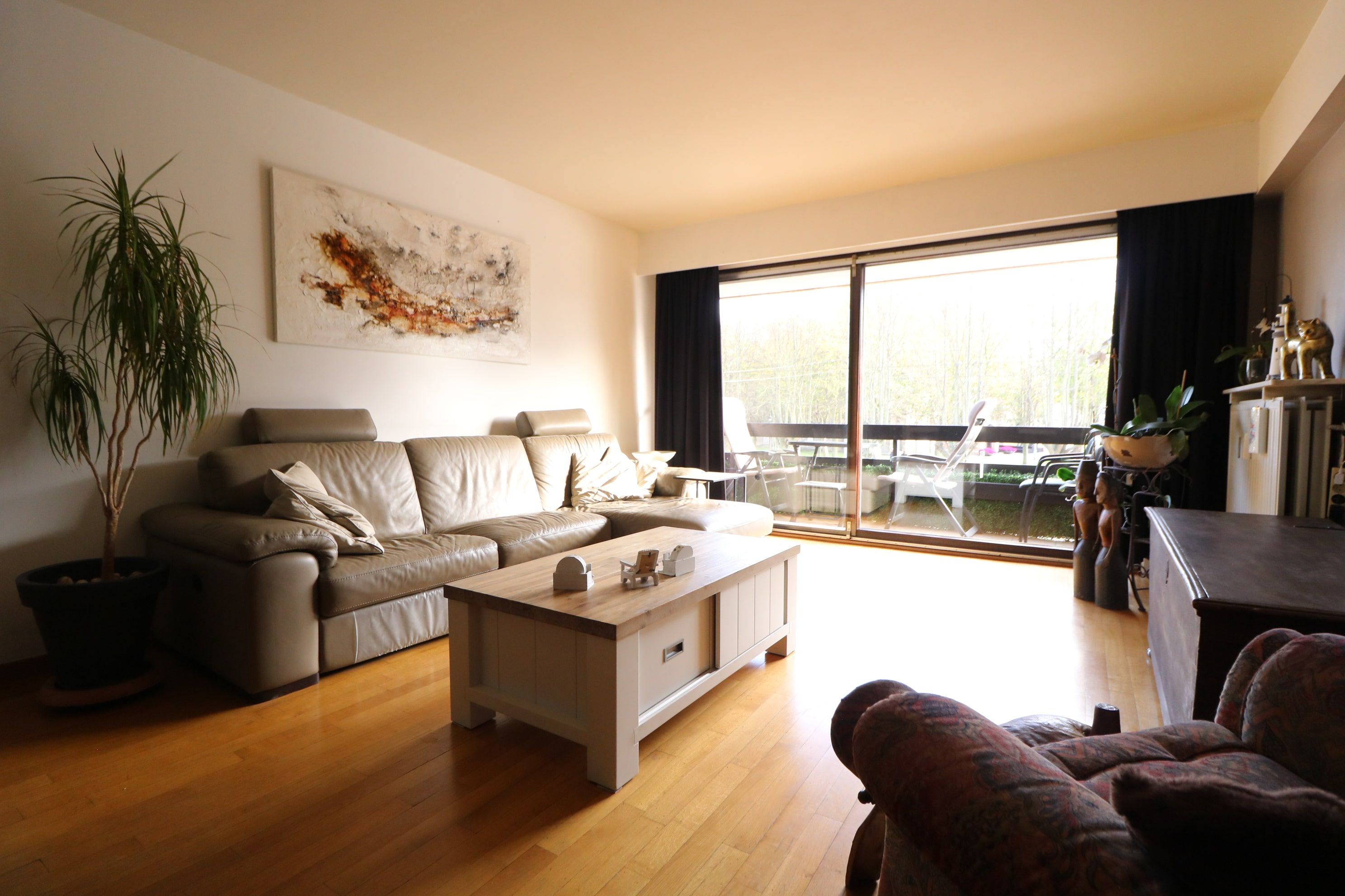 Ruim appartement (97 m²) met 2 grote slaapkamers en twee terrassen, vlakbij station/winkelstraten en met prachtig zicht op het park. foto 4