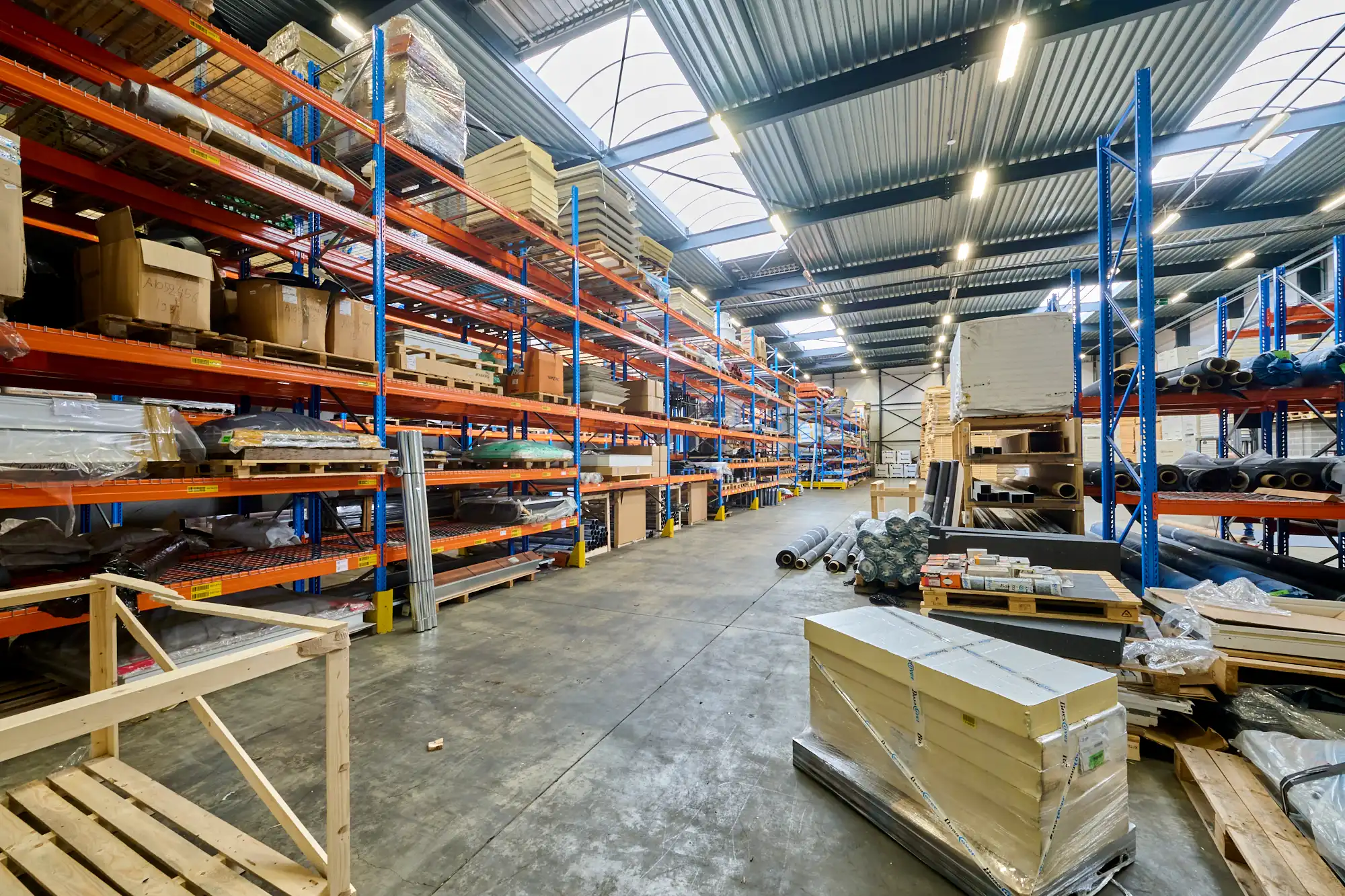 TE KOOP: MAGAZIJNEN MET KANTOREN IN GENK foto 15