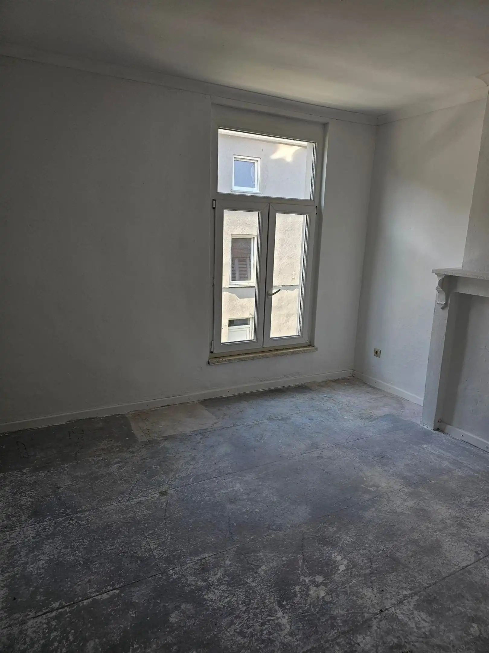 Centraal gelegen, op te frissen rijwoning met 4 slaapkamers. foto 9