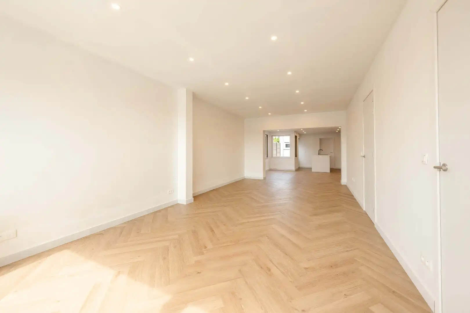 VOLLEDIG GERENOVEERDE, ZEER RUIME WONING VLAKBIJ CENTRUM ARDOOIE foto 6