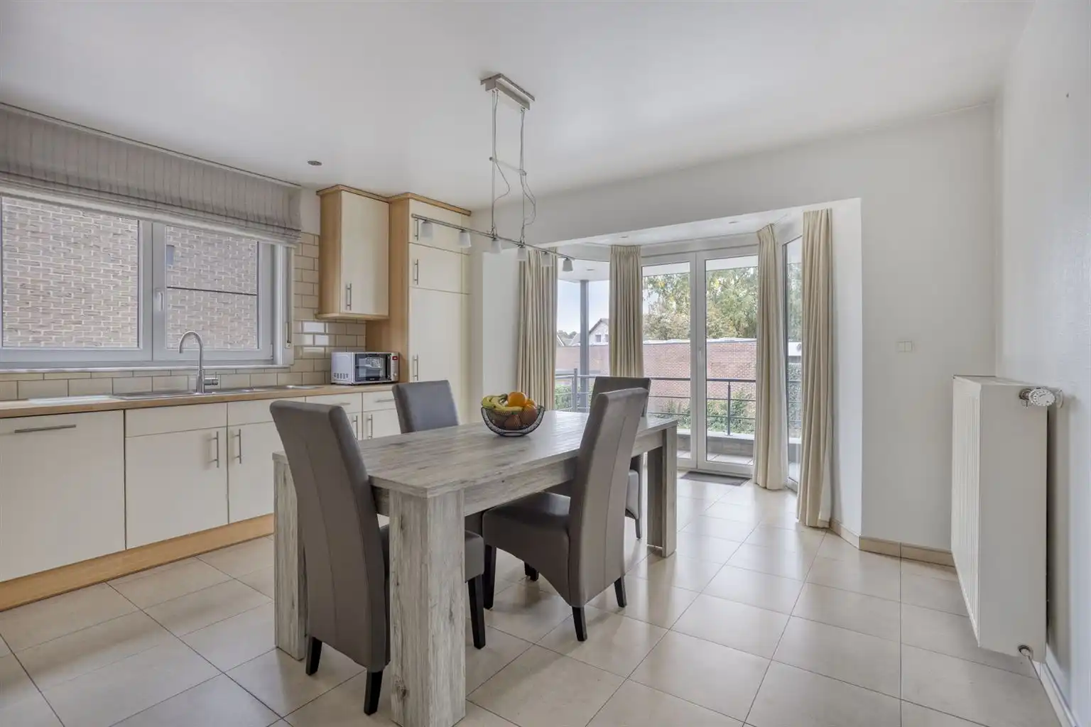 Ruim gelijkvloers appartement met gezellig, overdekt terras en ondergrondse garage, op een toplocatie vlak bij het centrum van Maaseik. foto 5