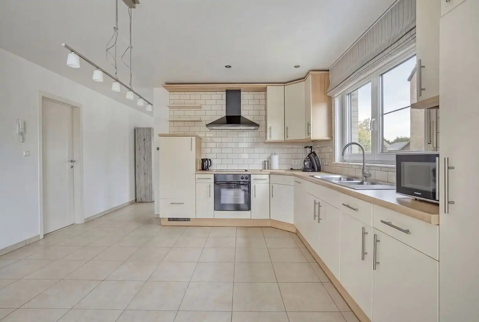 Ruim gelijkvloers appartement met gezellig, overdekt terras en ondergrondse garage, op een toplocatie vlak bij het centrum van Maaseik. foto 5