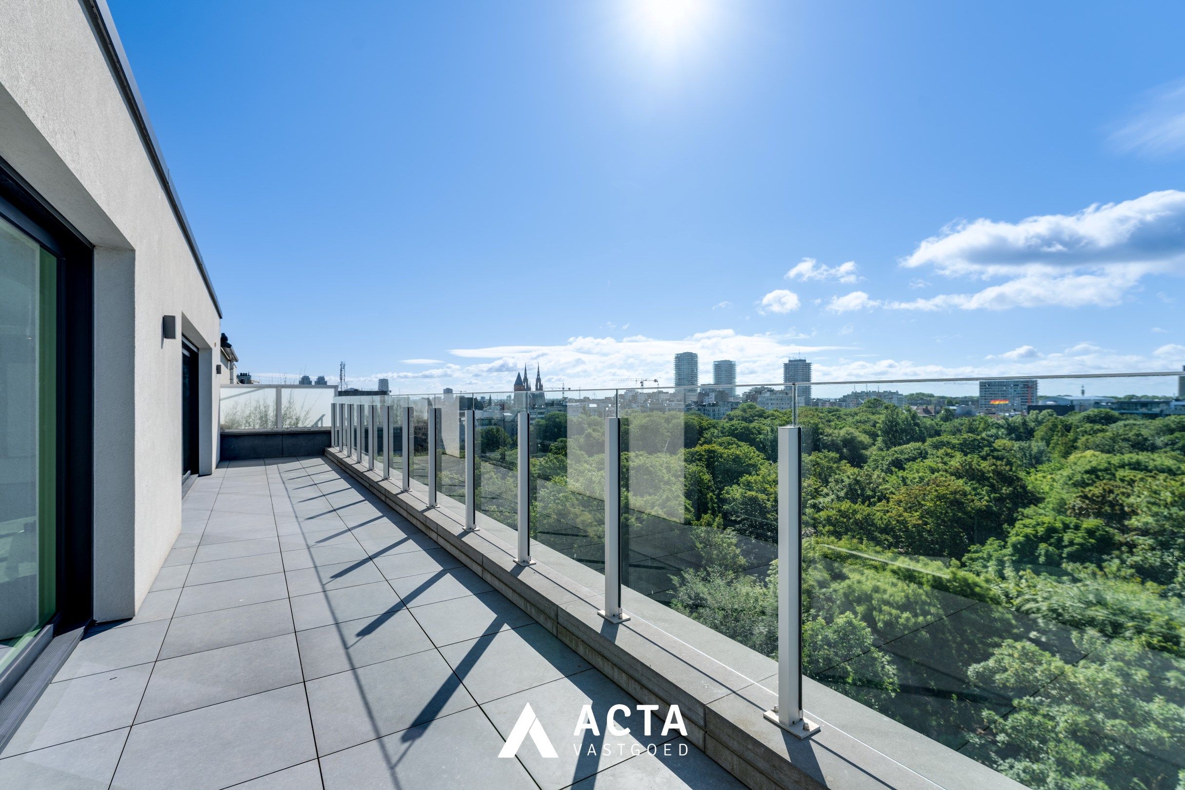 Gerenoveerde penthouse met drie slaapkamers aan het Leopoldpark foto {{pictureIndex}}