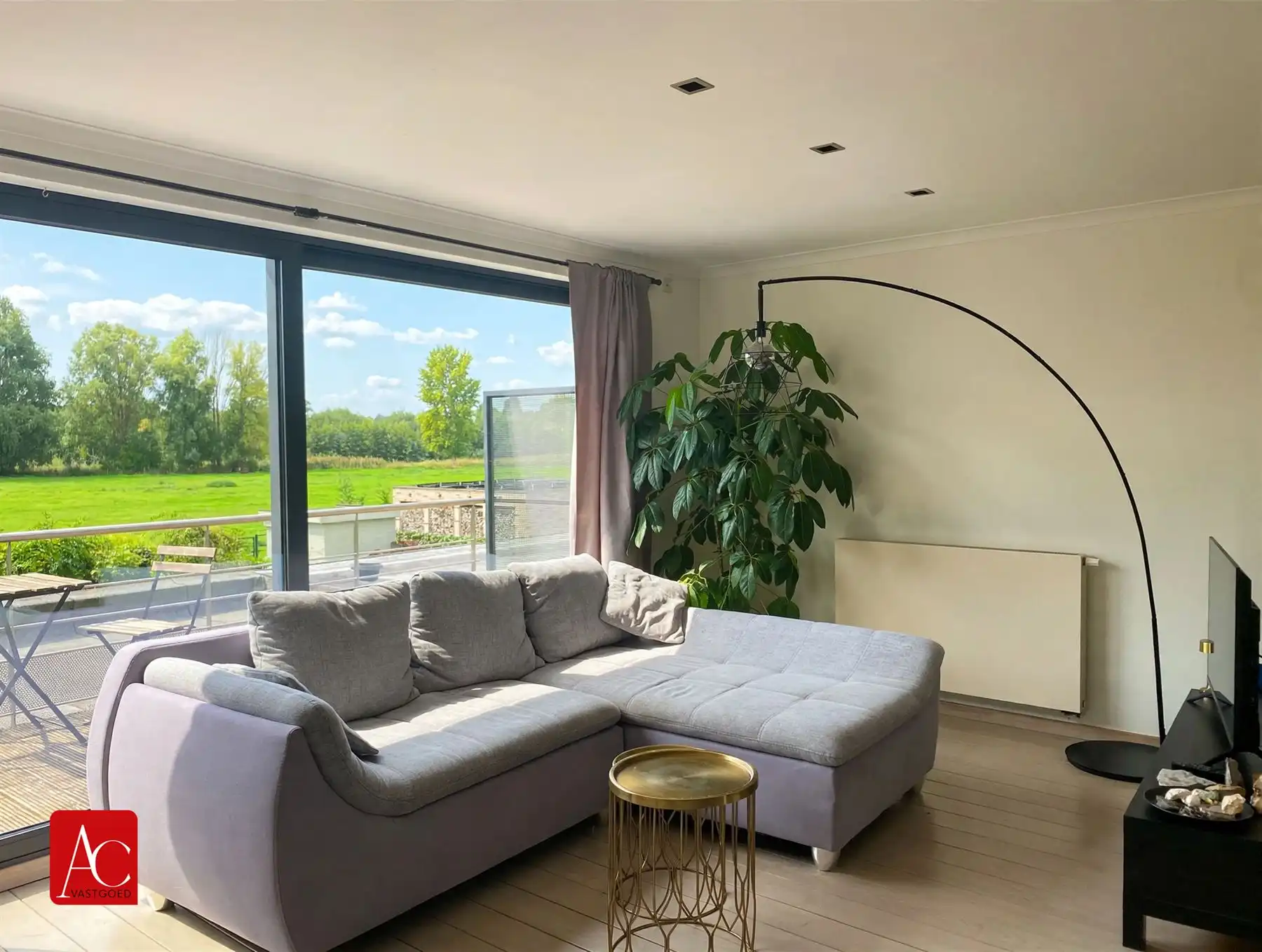 Duplex appartement te Melsele, prachtig terras en parking  foto 2