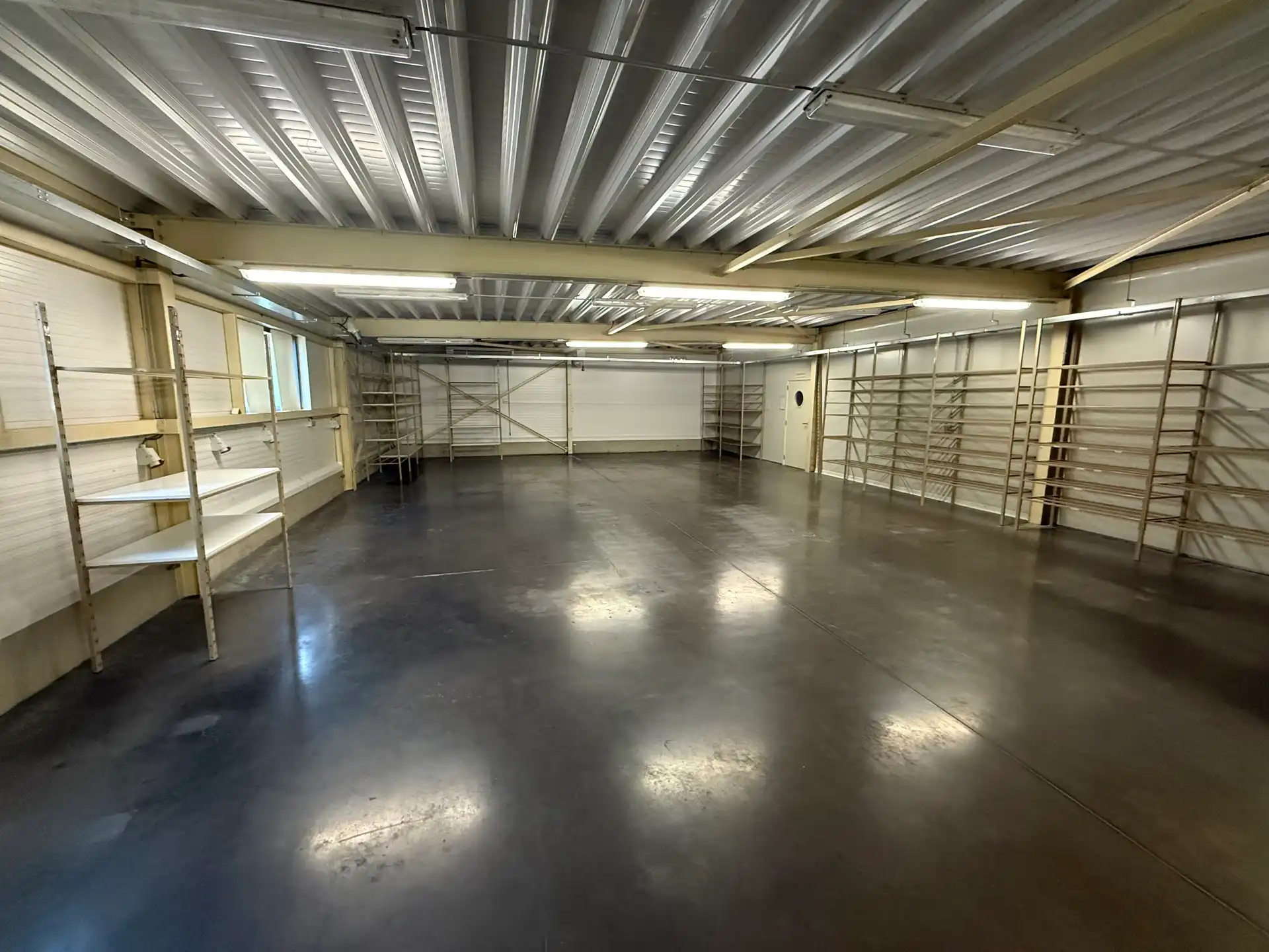 Grote opslagplaats (181m²) op interessante locatie foto 3