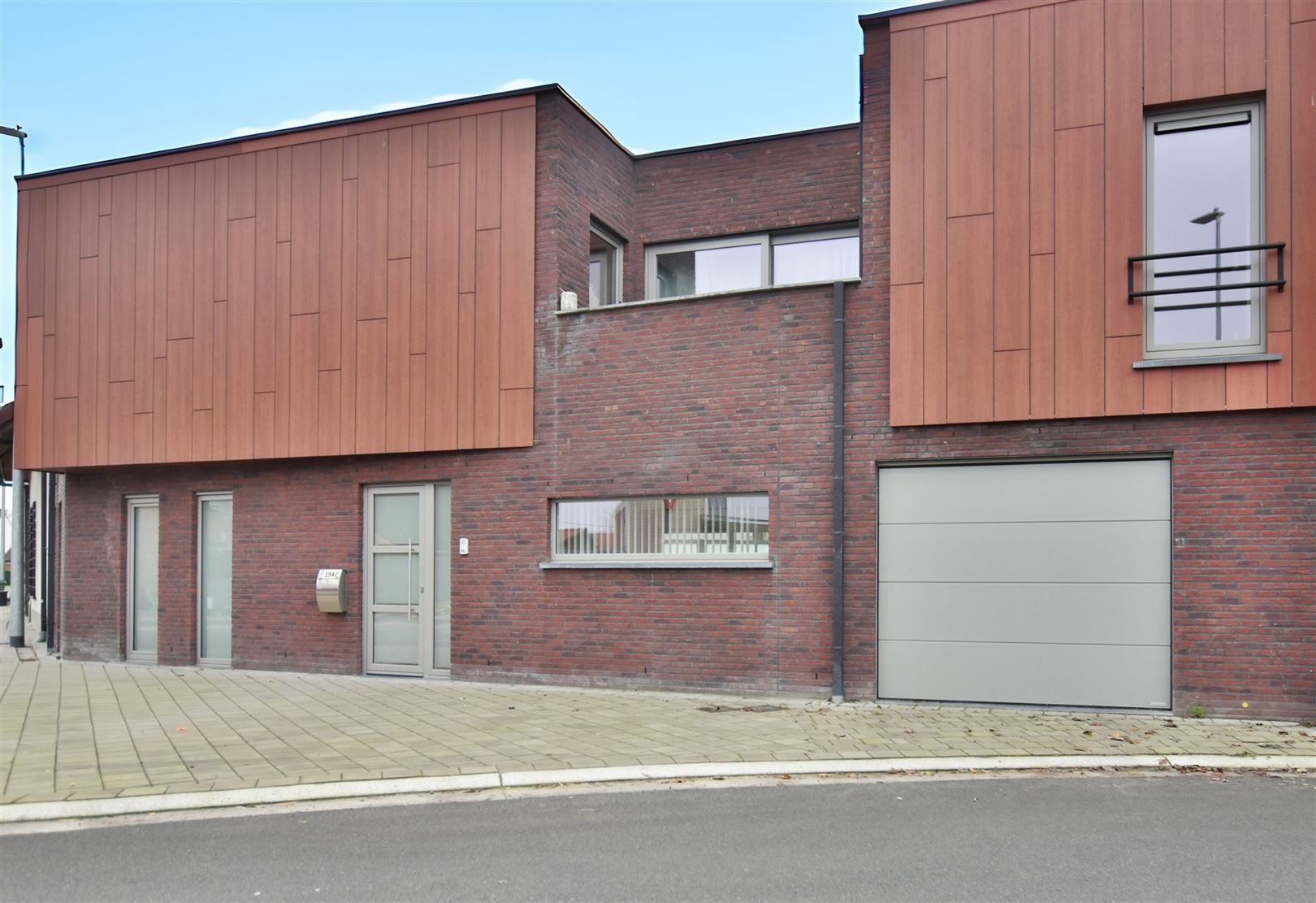 Instapklaar gelijkvloers appartement met koer en garage vrijstaande.  foto {{pictureIndex}}