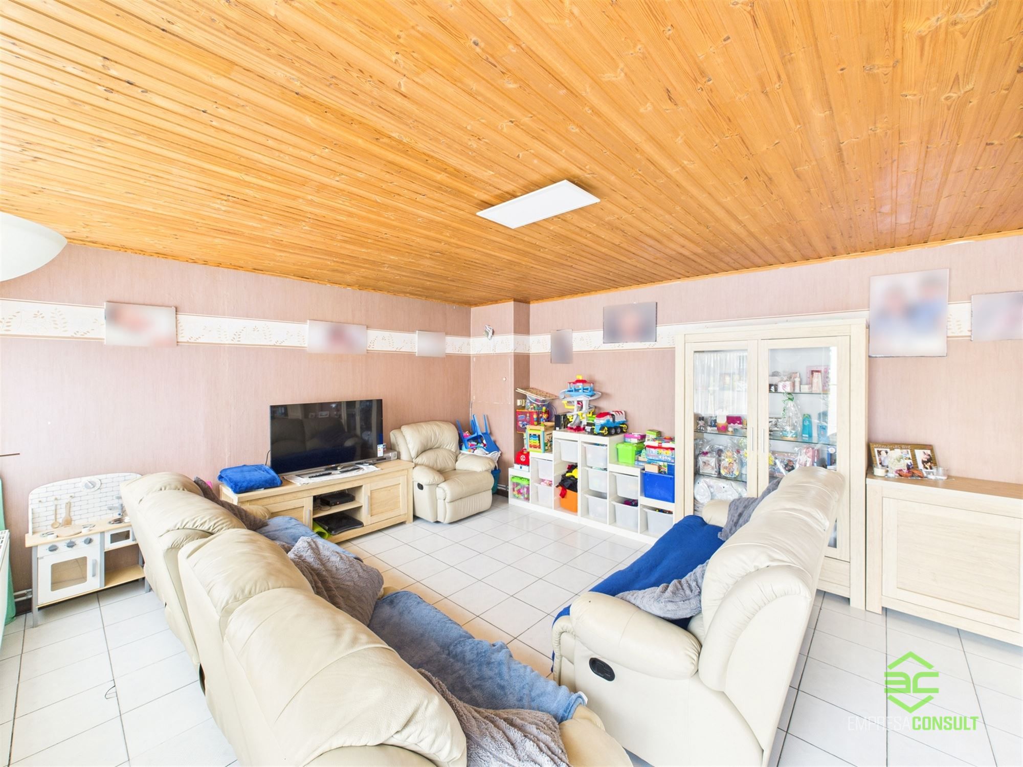 Ruime gelijkvloerse woning met 2 slpk en grote garage! foto 3