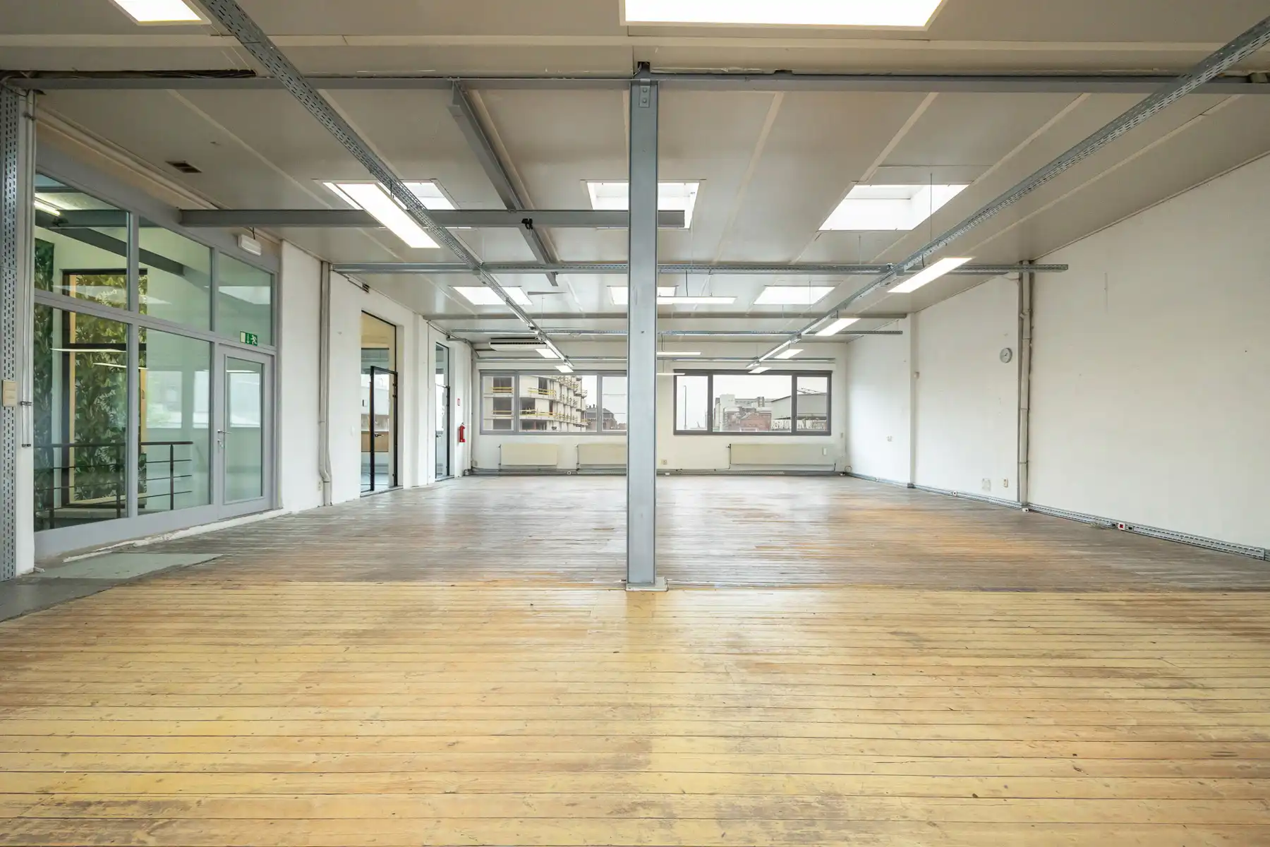 Instapklaar kantoorgebouw te koop in Merksem foto 48