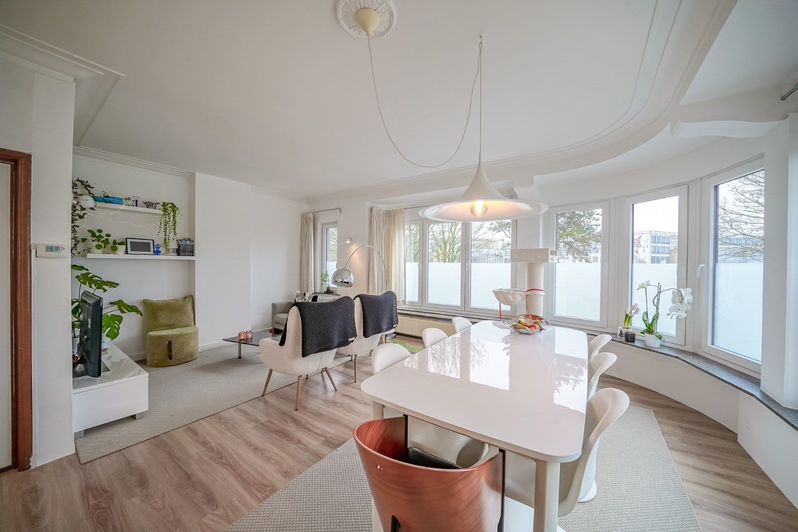 Instapklare hoekwoning met 4 slaapkamers en 4 garages foto 2