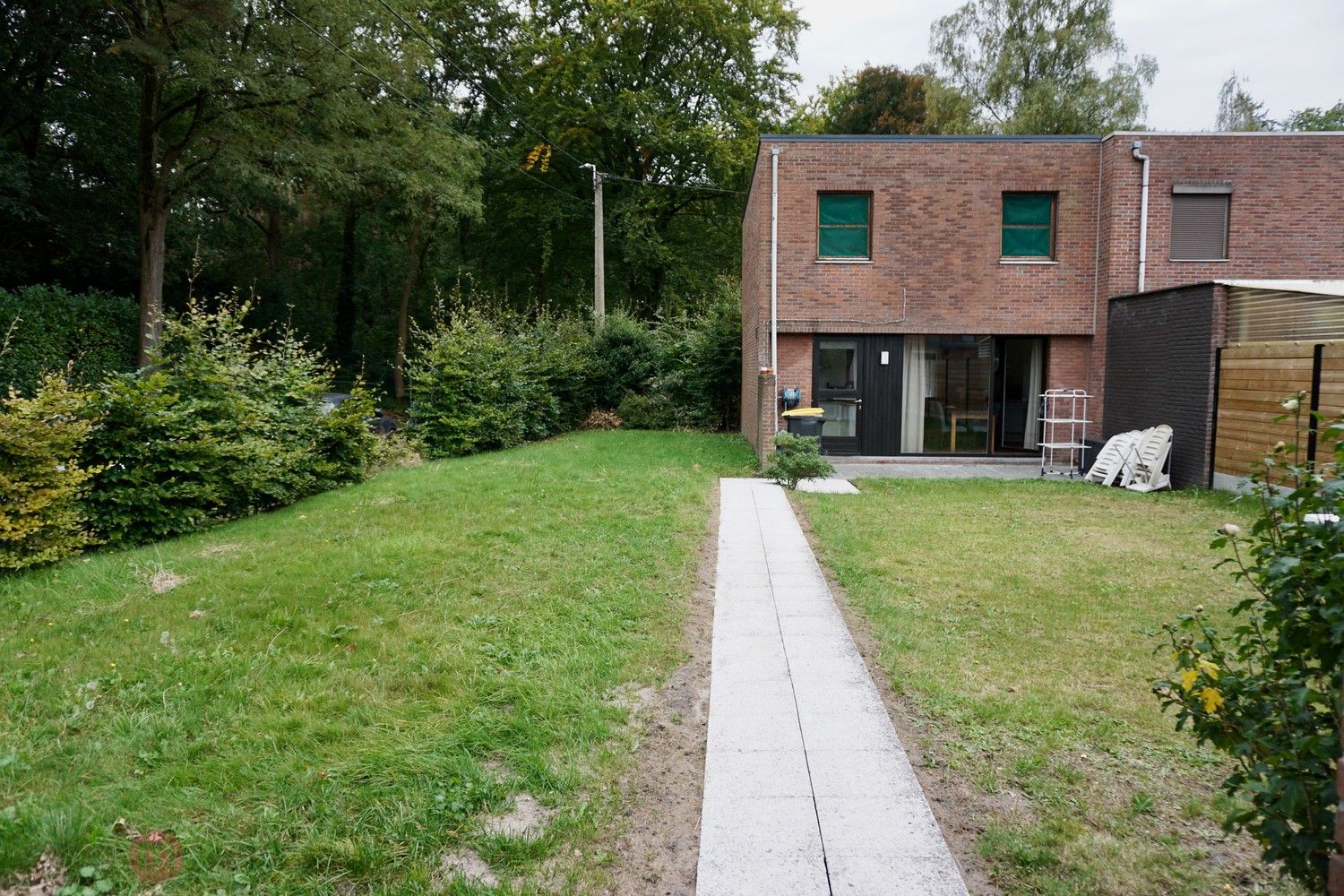 Volledig gerenoveerde half-open bebouwing met grote tuin, 3 slaapkamers en garage. foto 26