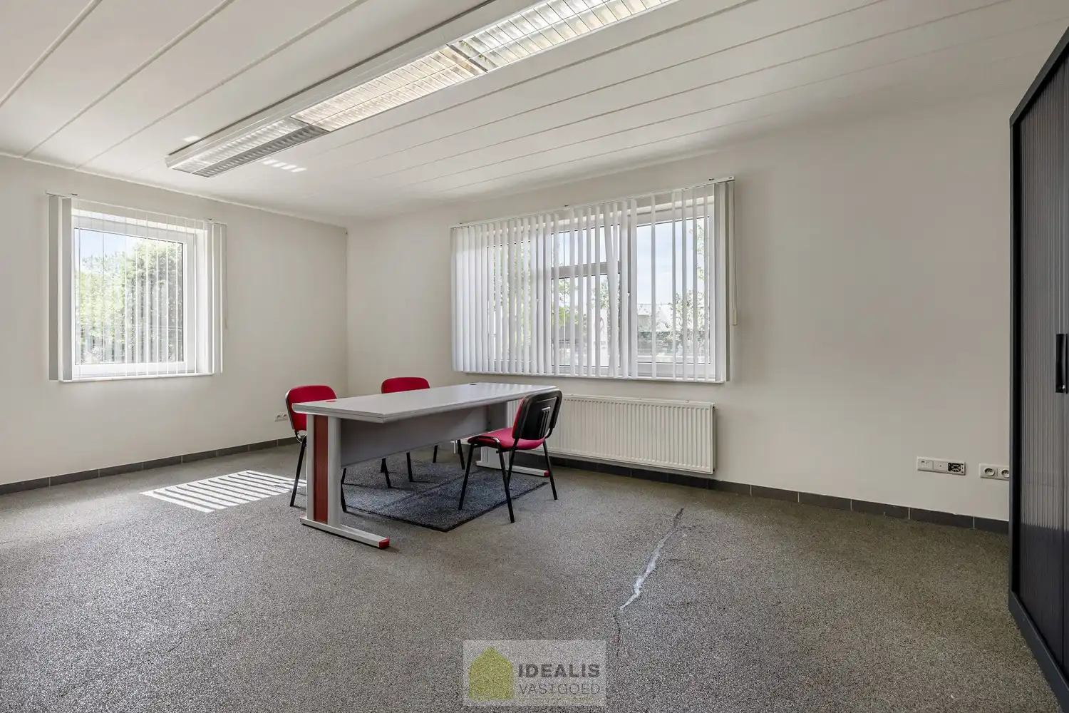 IDEALIS VASTGOED – Industrieel bedrijfsgebouw van maar liefst +-5000m² bruikbare oppervlakte, bestaande uit bedrijfshallen, kantoor- en vergaderruimtes en een appartement met een centrale ligging op industrieterrein Genk Zuid op een perceel van 10.326m² (1,03 hectare). foto 18