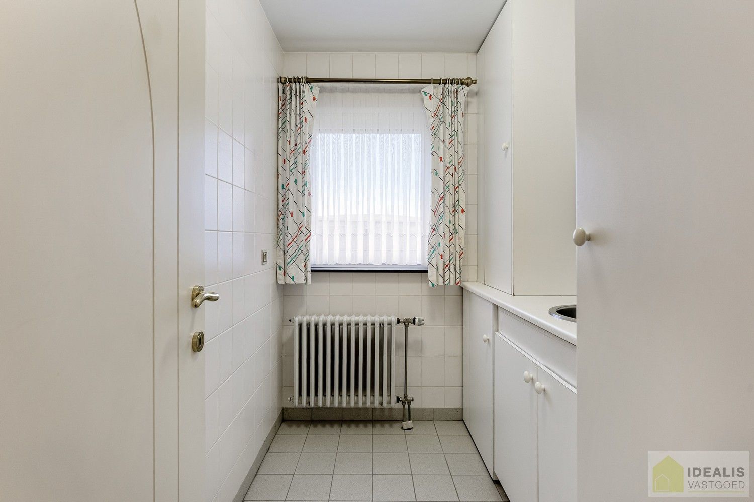 IDEALIS VASTGOED - Aangenaam instapklaar duplexappartement met winkelruimte/werkatelier te Opitter, Bree. Dit ruime duplexappartement omvat +-140 m² netto bewoonbare oppervlakte. Dit multifunctionele pand biedt tal van mogelijkheden dankzij de winkelruimte/het werkatelier van maar liefst +-200m² die vroeger dienst deed als slagerij. Uiterst geschikt voor kandidaten op zoek naar een instapklare woonruimte mét handelsruimte op een gunstige locatie midden in hartje Opitter, Bree! Mogelijkheid wijziging tot ééngezinswoning mits het verkrijgen van een omgevingsvergunning. foto 19