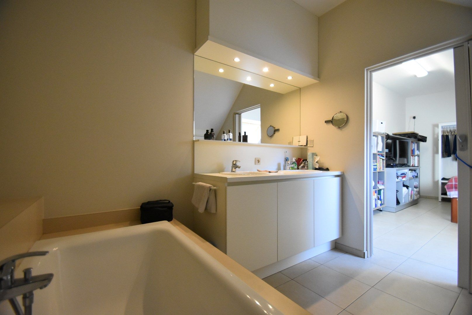 Zeer nette en ruime stadswoning/duplex-appartement met inpandige garage in hartje Bilzen foto 25