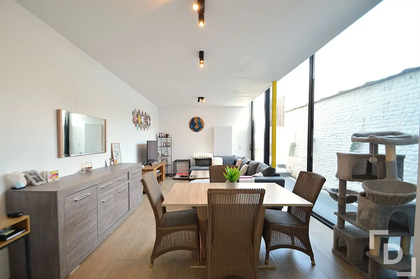 Volledig gerenoveerde, karaktervolle woning met tuin in Ieperse stadscentrum foto 8