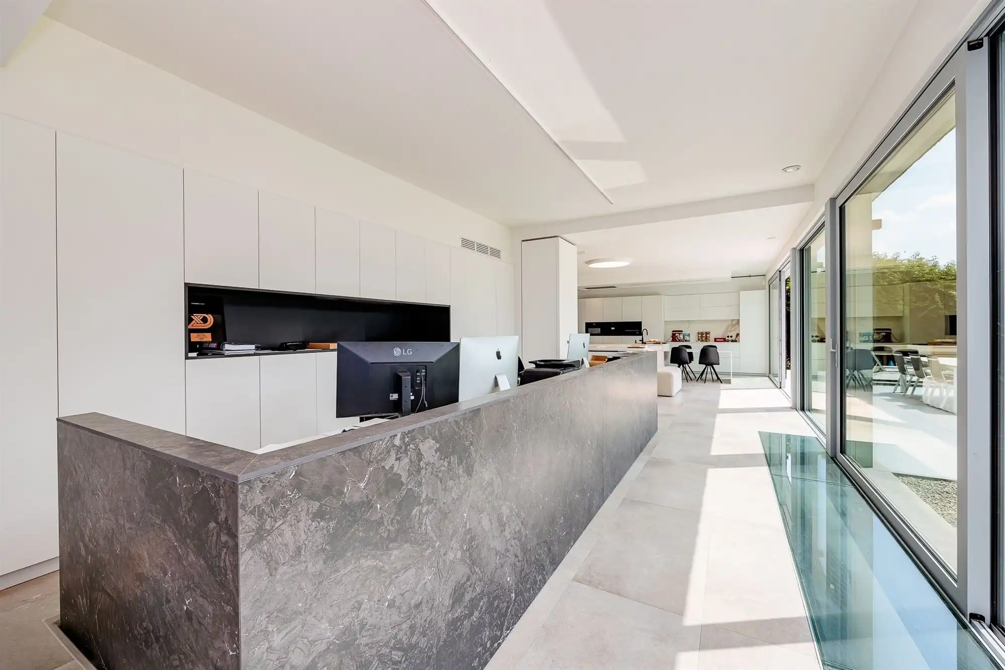 Prachtig afgewerkt gebouw - showroom + villa foto 10