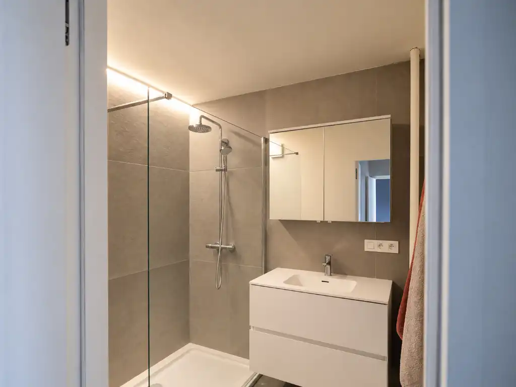 Toplocatie aan de Kouter. Wonen aan het water in een aangenaam appartement met terras. foto 11