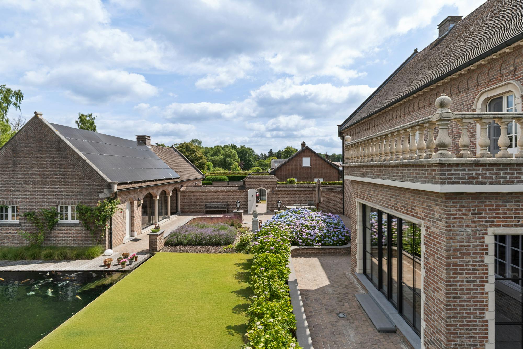 Villa met praktijkruimte en weilanden te koop in Geel foto 12